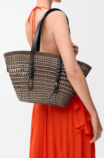 Loewe Среднего плетеная сумка-корзина Braid из пальмы и телячьей кожи, хаки