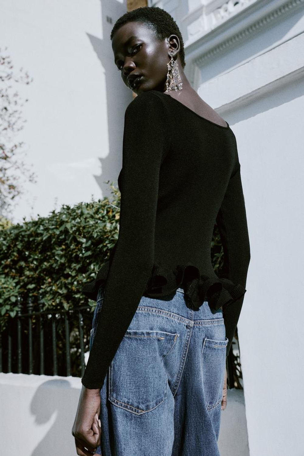 ZARA СВИТЕР ИЗ ТРИКОТАЖА С ВОЛАНАМИ, ЧЕРНЫЙ