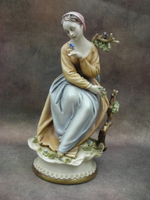 Статуэтка. Фарфор. Девушка с бабочкой. Capodimonte. Италия