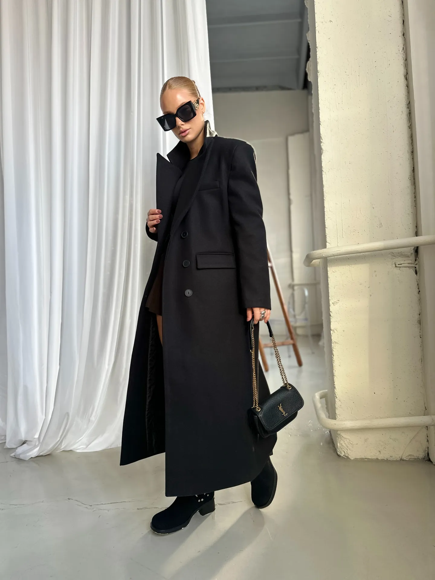 Пальто Agdali Brand однотонное прямого кроя на три пуговицы