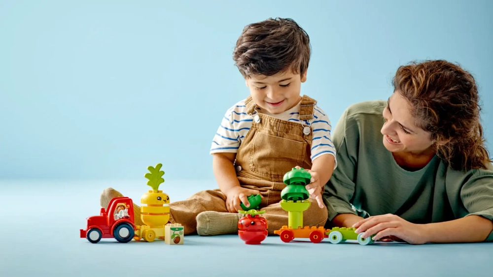 Конструктор LEGO Duplo 10982 Трактор для перевозки овощей и фруктов