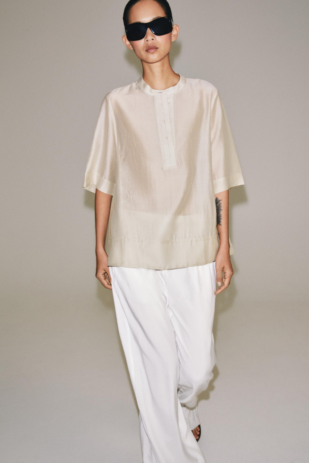 СТРУЯЩАЯСЯ БЛУЗА С КОРОТКИМИ РУКАВАМИ — ZW COLLECTION — ZARA