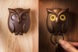 Держатель для ключей Night Owl коричневый Qualy