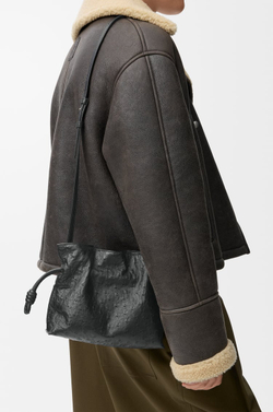 Loewe Мини-клатч Flamenco из страусиной кожи, черный