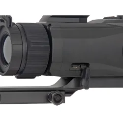 Прицел тепловизионный Gaut Jasper TS 225 256х192 AI 320x240 D25 - крупный план разъема type-c под заглушкой
