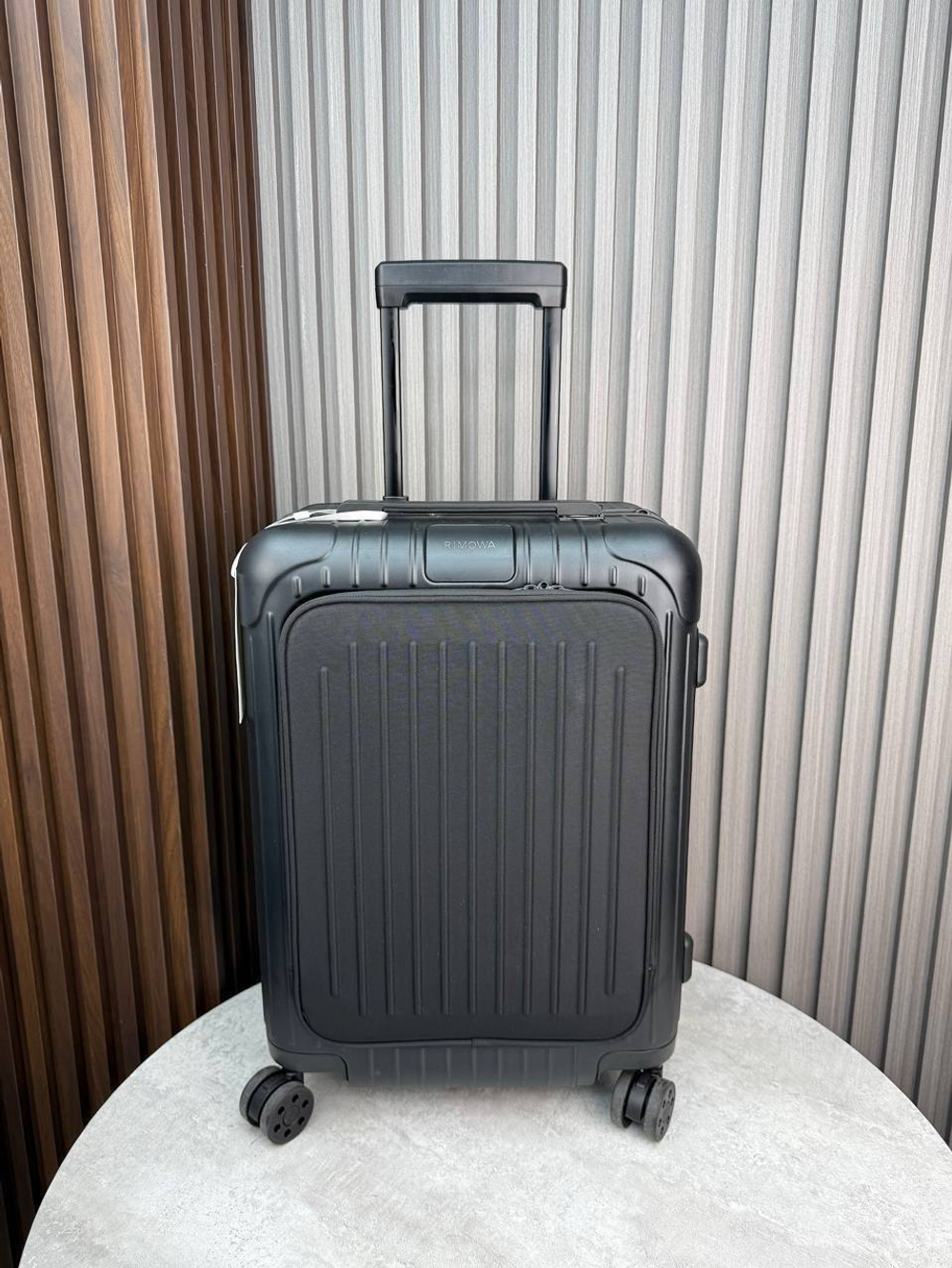 Дорожный чемодан Rimowa Essential Sleeve Cabin с карманом для ноутбука