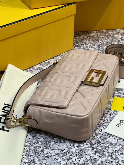 Сумка из кожи Fendi Baguette светло-розовый