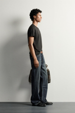 ФУТБОЛКА SLIM FIT С V-ОБРАЗНЫМ ВЫРЕЗОМ — ZARA