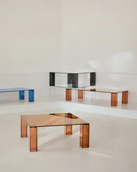 Журнальный столик Adularia из синего стекла 85 x 85