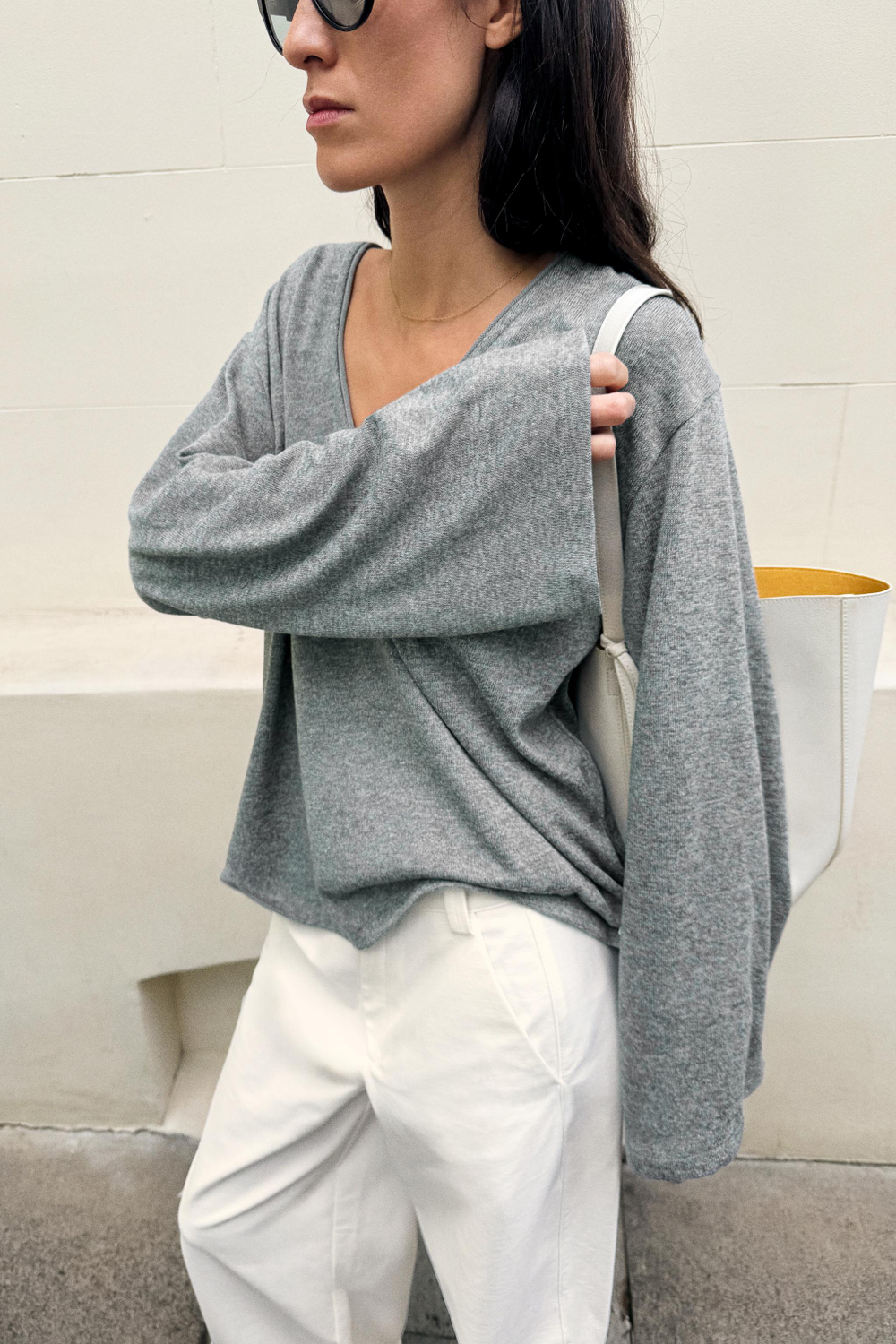 ФУТБОЛКА В СТИЛЕ РУСТИК С V-ОБРАЗНЫМ ВЫРЕЗОМ — ZARA