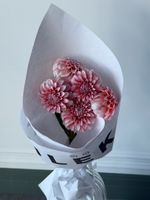 Кулек из георгин в персиковом оттенке