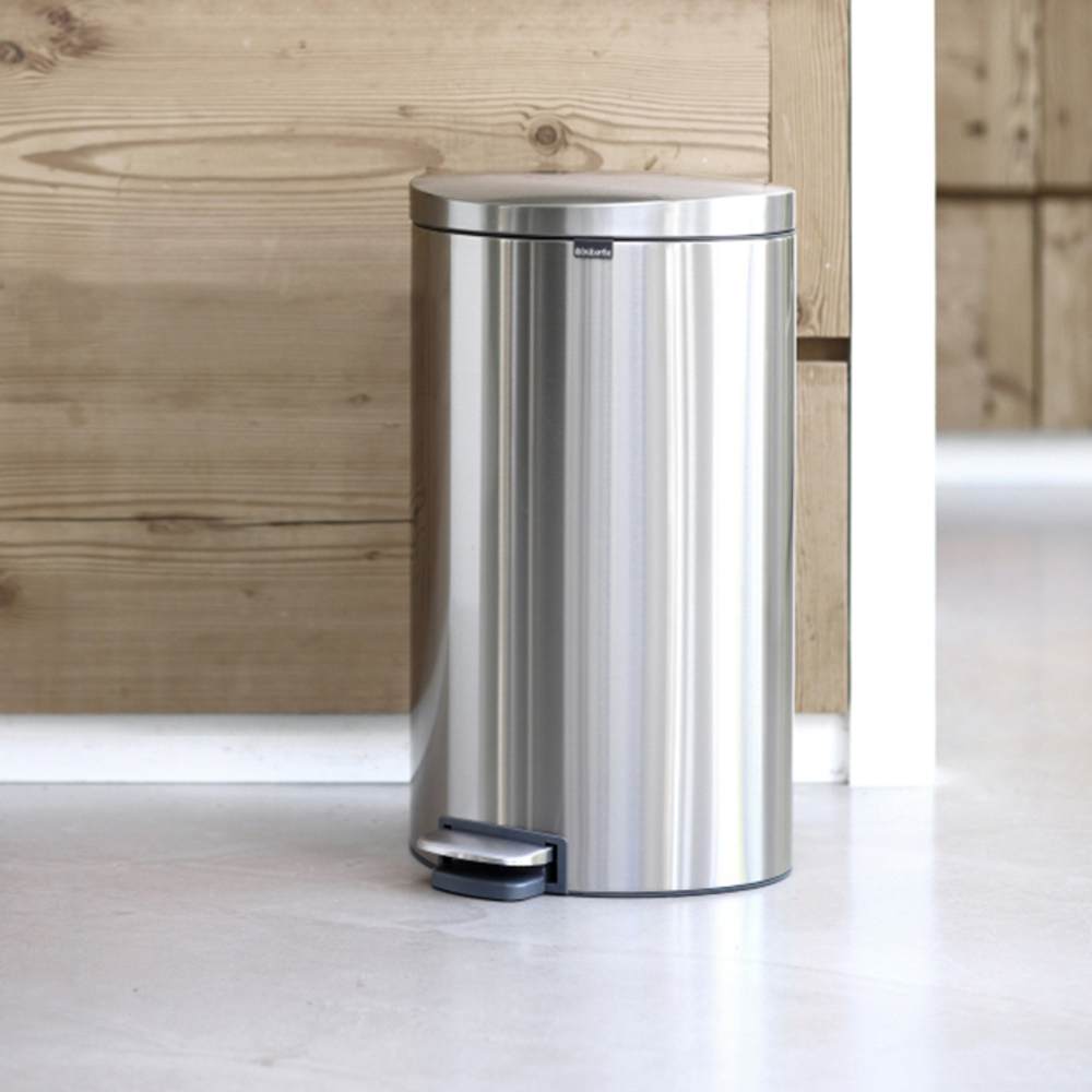 Ведро Brabantia FlatBack 40л матовое стальное в интерьере