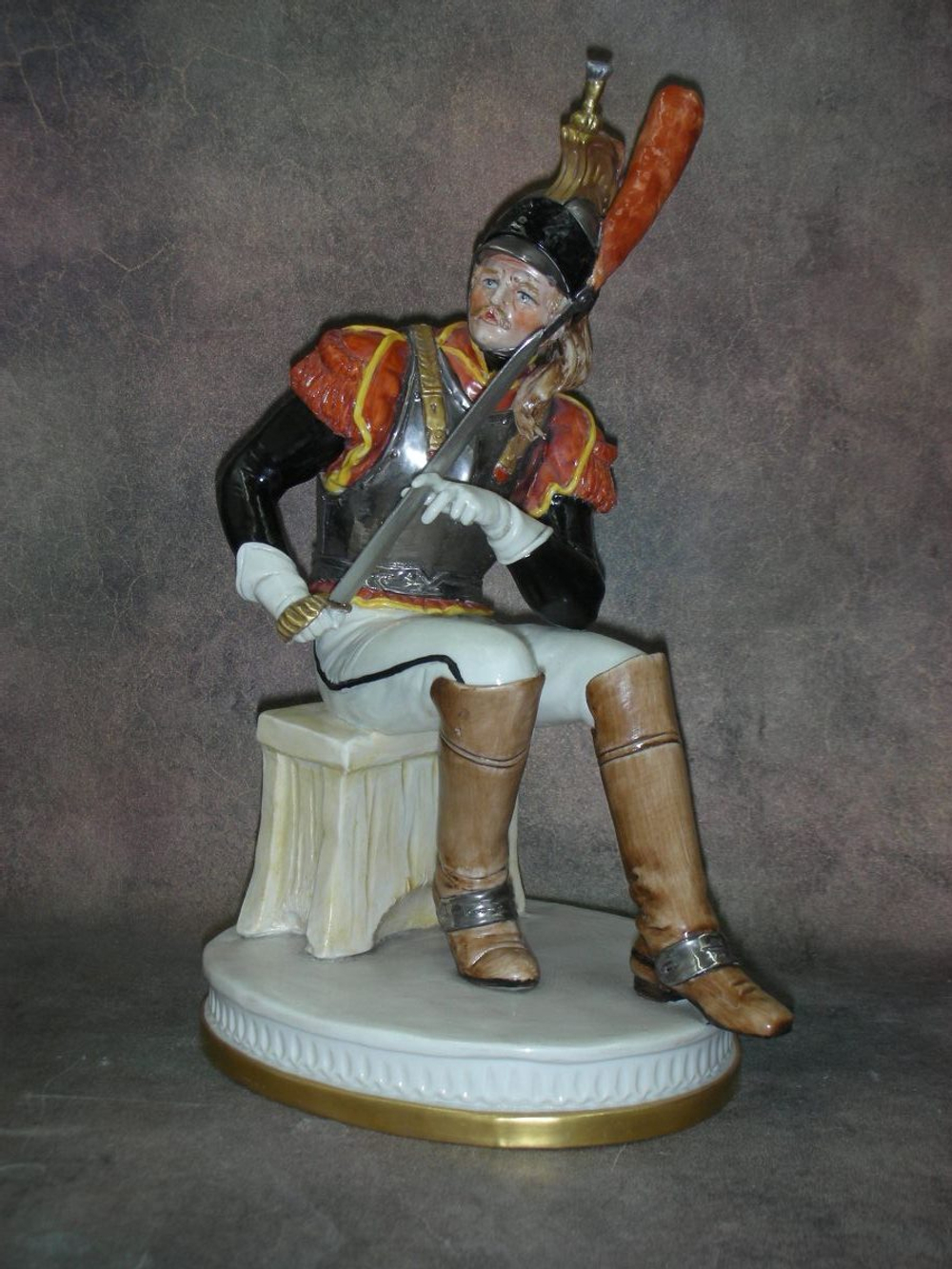 Статуэтка. Фарфор. Солдат на привале. Capodimonte. Италия