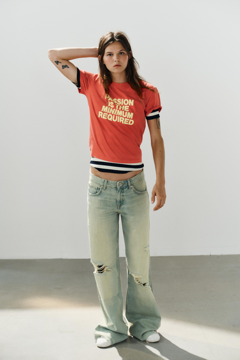 ФУТБОЛКА С ЭФФЕКТОМ ПОТЕРТОСТИ И ТЕКСТОМ — ZARA