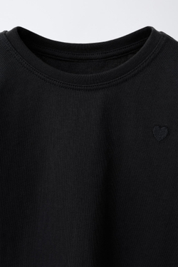 ZARA ФУТБОЛКА С ВЫШИВКОЙ «СЕРДЦЕ», ЧЕРНЫЙ