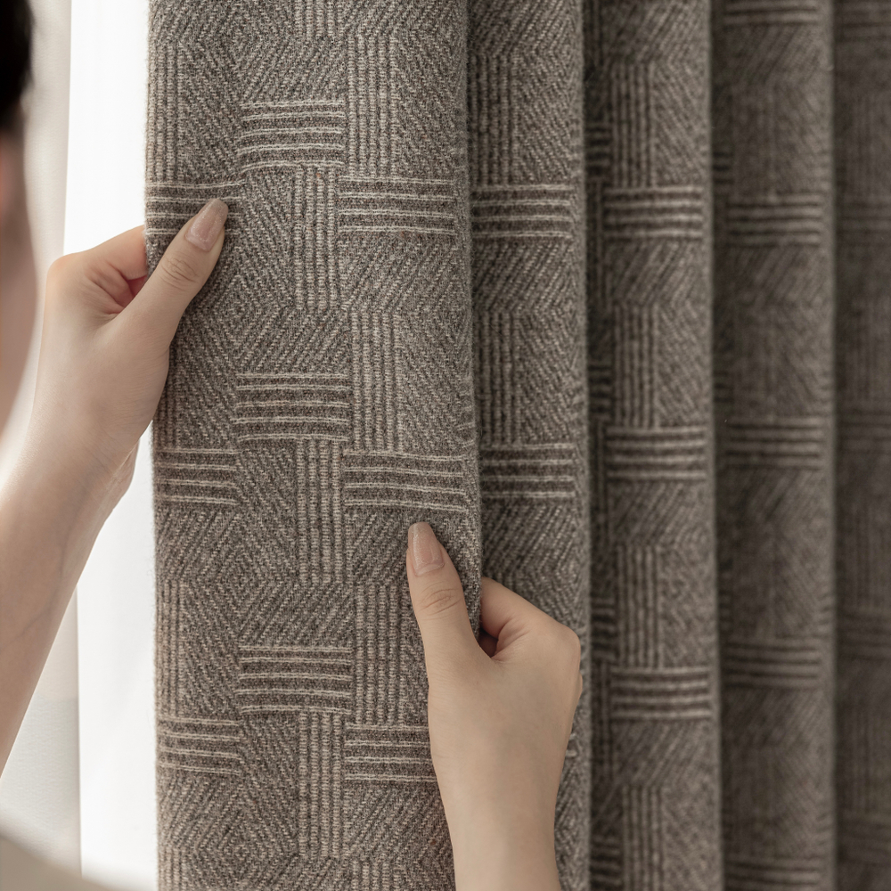 Шерстяная портьерная ткань «Taupe Geometry» — натуральная шерсть с крупным геометрическим жаккардом для штор от пола до потолка