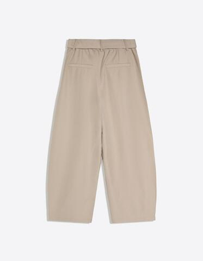 Мужские брюки barrel fit с ремнём и вытачками - BERSHKA