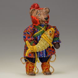Ёлочная игрушка Медведь в колпаке с рыбой