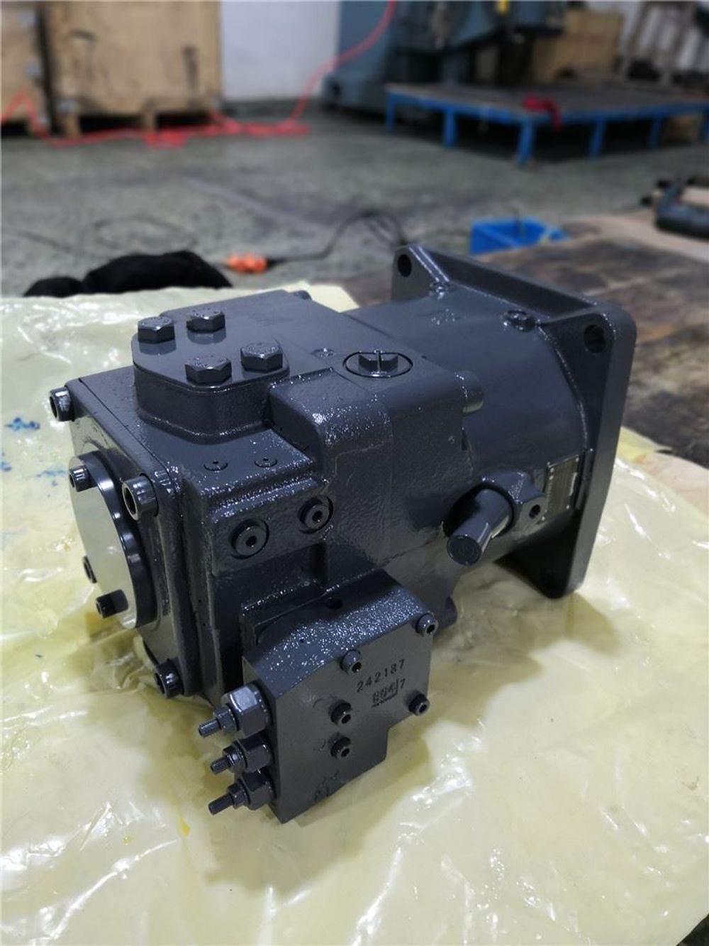 A11VO95LRS/10R-NPD12K01 - Насос аксиально-поршневой нереверсивный регулируемый с наклонной шайбой для незамкнутой гидросистемы, рабочий объем 95 см3, LRS = регулятор мощности с LS управлением, номинальное давление 350 бар, валP = шпоночный по DIN 6885, проходной вал - K01 = под фланец SAE J744, диаметр 82-2, шлицы 5/8" 9T 16/32DP)