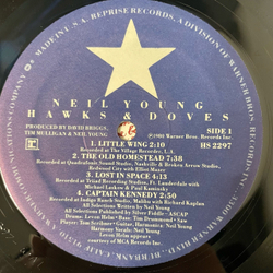 Винтажная виниловая пластинка LP Neil Young Hawks and Doves (США, 1980)
