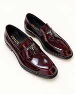Мужские кожаные лоферы Prada с треугольным логотипом — бордовые