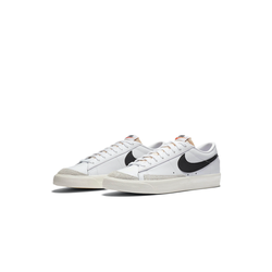 alt="Крупный белый ретро-логотип Swoosh на черной замше Nike Blazer Low 77 Vintage"