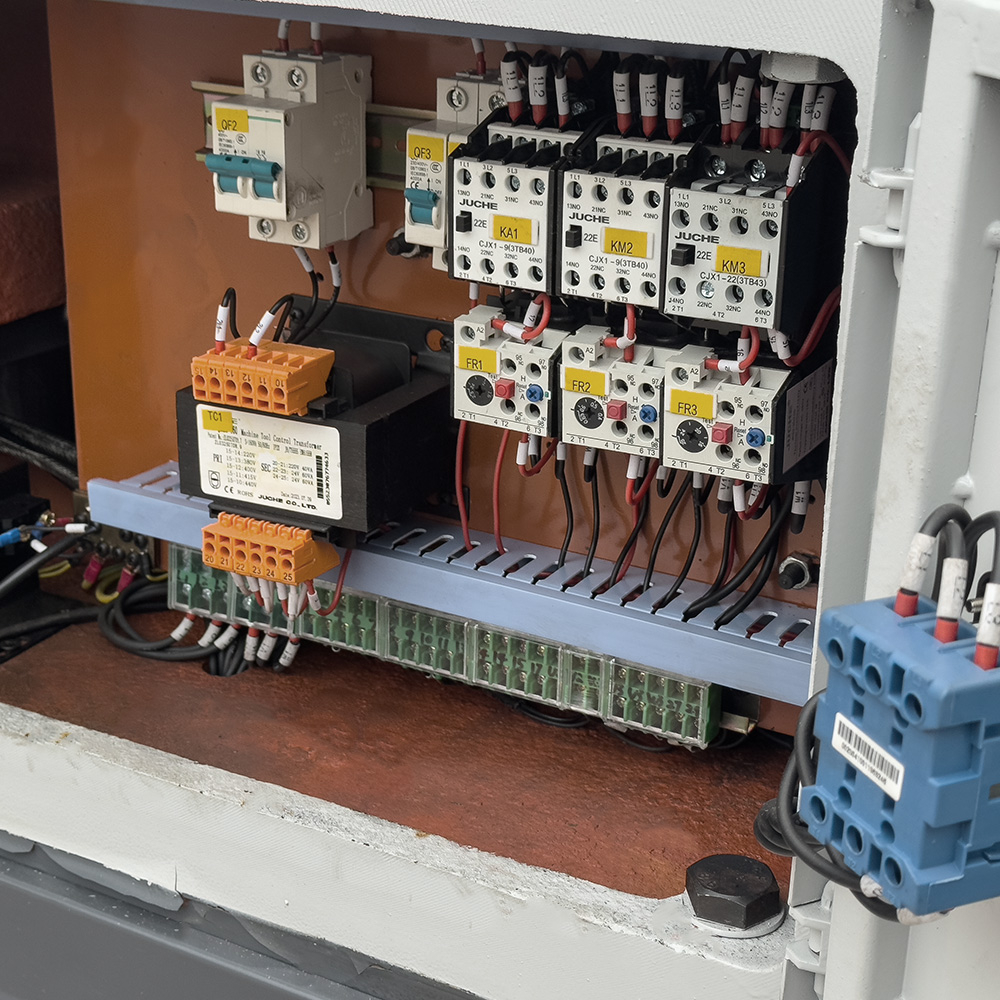 VISPROM SPV-1500/500 универсальный токарный станок с УЦИ