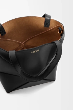 Loewe Мини-сумка Puzzle Fold из блестящей телячьей кожи, черный