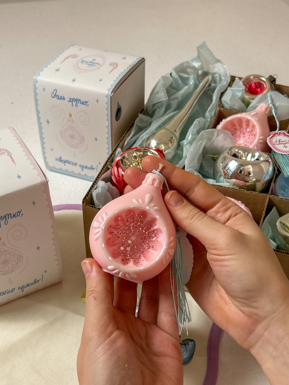 Новогодняя свеча шар "Коробочка из детства"