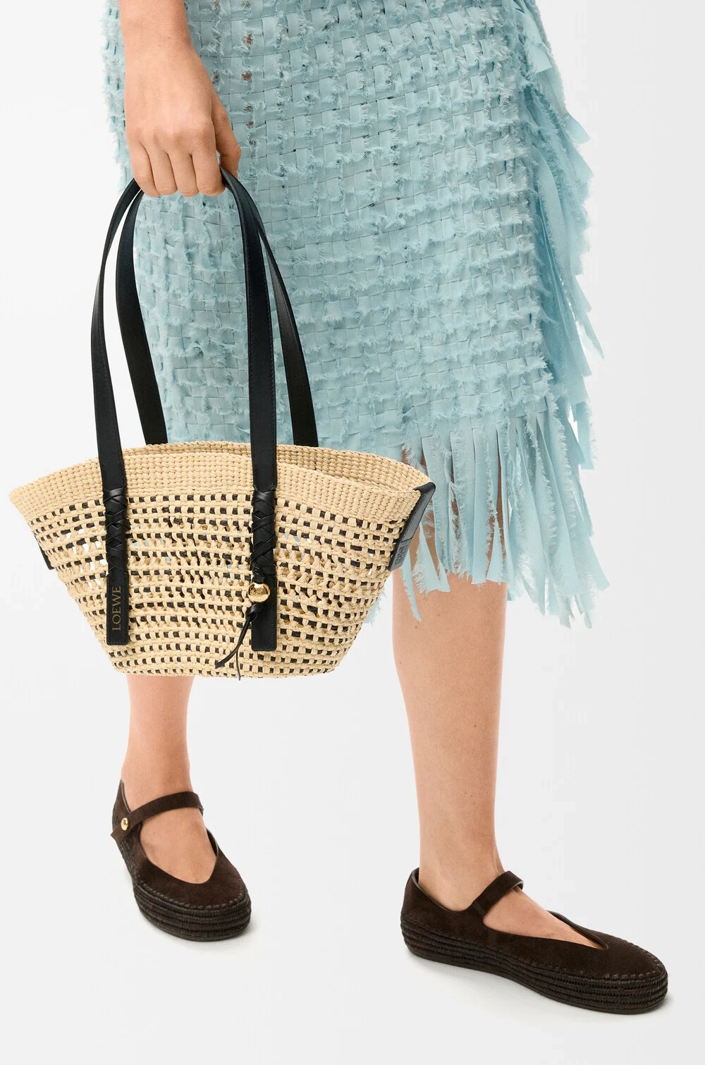 Loewe Небольшая плетеная сумка-корзина Braid из пальмы и телячьей кожи, натуральный/черный