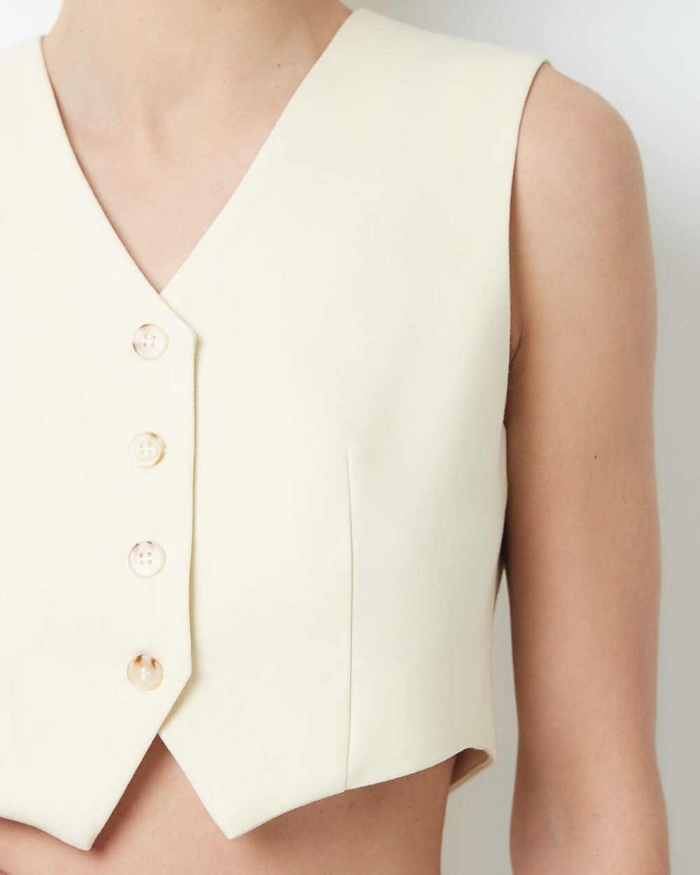 Жилет из шерсти белый шоколад