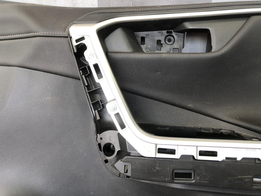 Обшивка двери передней правой Toyota RAV4 V (XA50) 18-нв Б/У Оригинал 67611XB34