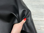 Мягкая итальянская кожа Nappa Soft Nero с выраженной пластичностью и тактильной фактурой