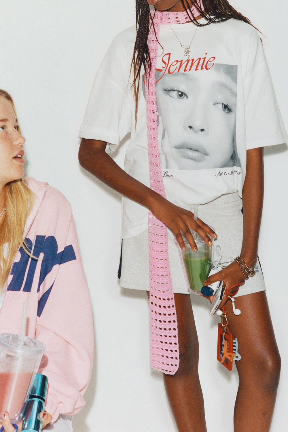 ZARA ФУТБОЛКА С ФОТОПРИНТОМ JENNIE ©™, БЕЛЫЙ