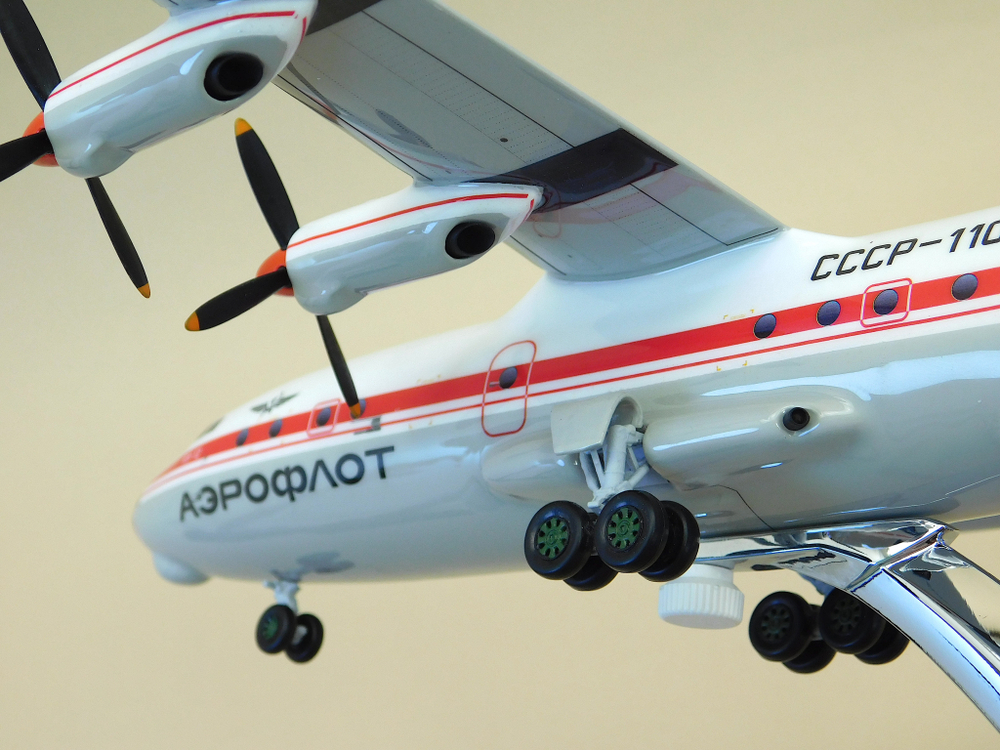 Модель самолета Ан-12 (М1:100, Аэрофлот полярный СССР-11234) с шасси