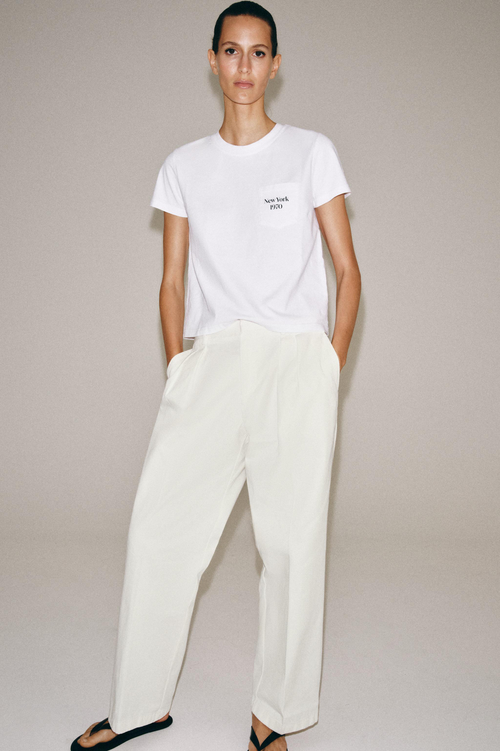 ФУТБОЛКА С КАРМАНОМ И НАДПИСЬЮ — ZARA