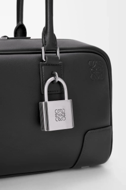 Loewe Укороченная сумка Amazona 31 из блестящей телячьей кожи, черный