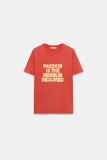 ФУТБОЛКА С ЭФФЕКТОМ ПОТЕРТОСТИ И ТЕКСТОМ — ZARA