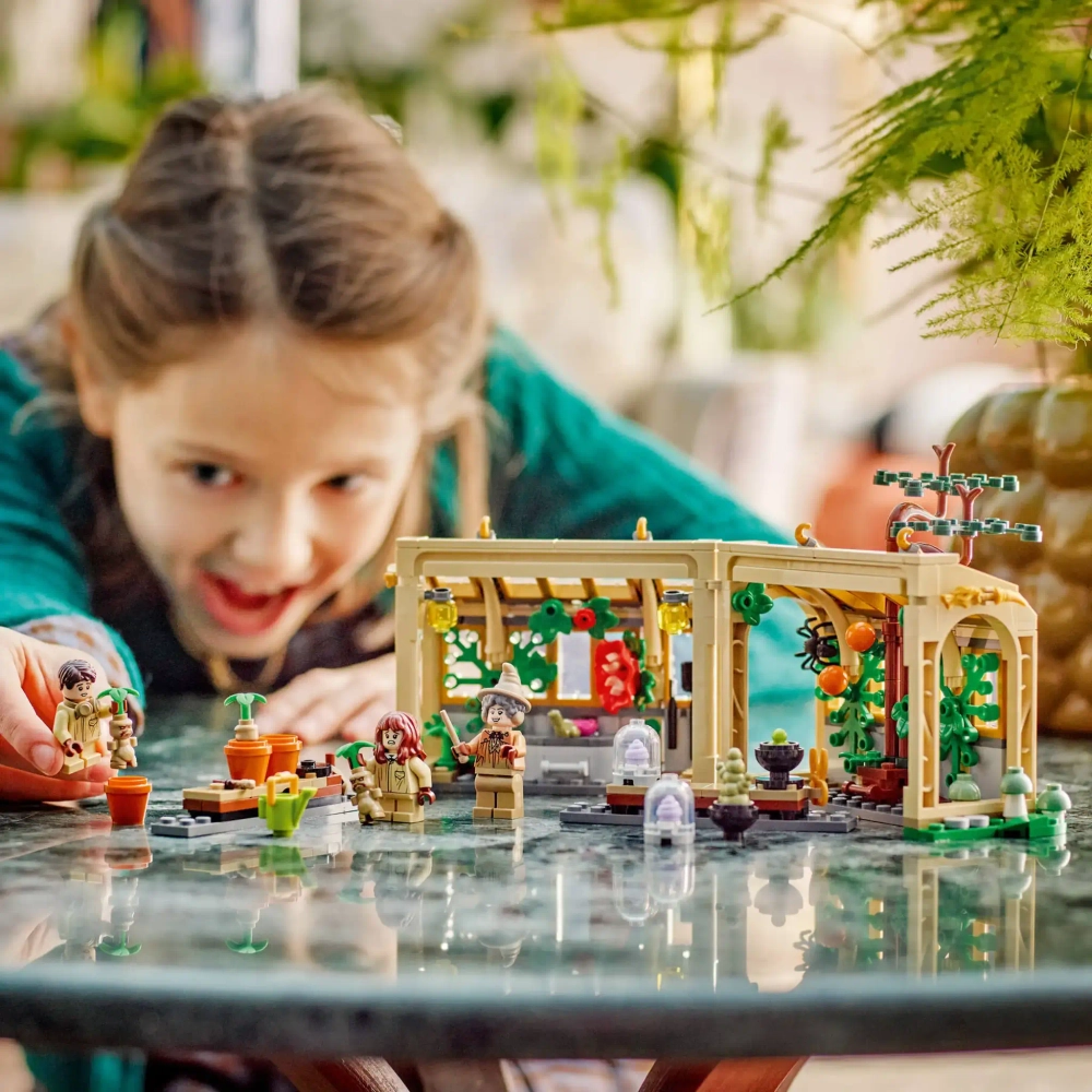 Конструктор LEGO Harry Potter 76445 Замок Хогвартс: Урок гербологии