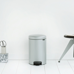Ведро Brabantia NewIcon 12л серый металлик в интерьере возле стены