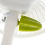 Крупный план узла регулировки наклона вентилятора настольного garden highpro с зеленой ручкой