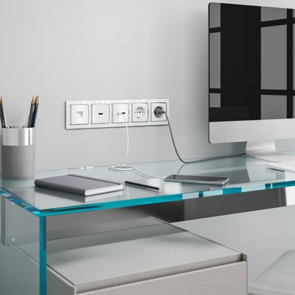 Розетка с заземлением, шторками и USB тип A+C (белый)