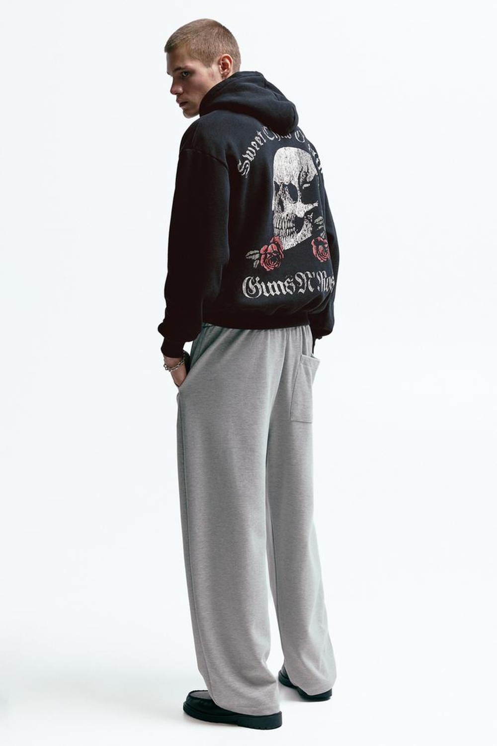 PULL&BEAR Толстовка с капюшоном Guns N' Roses, антрацитово-серый