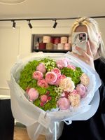 Букет из гортензии, кустовых пионовидных роз, диантусов, пионов и орнитогалума
