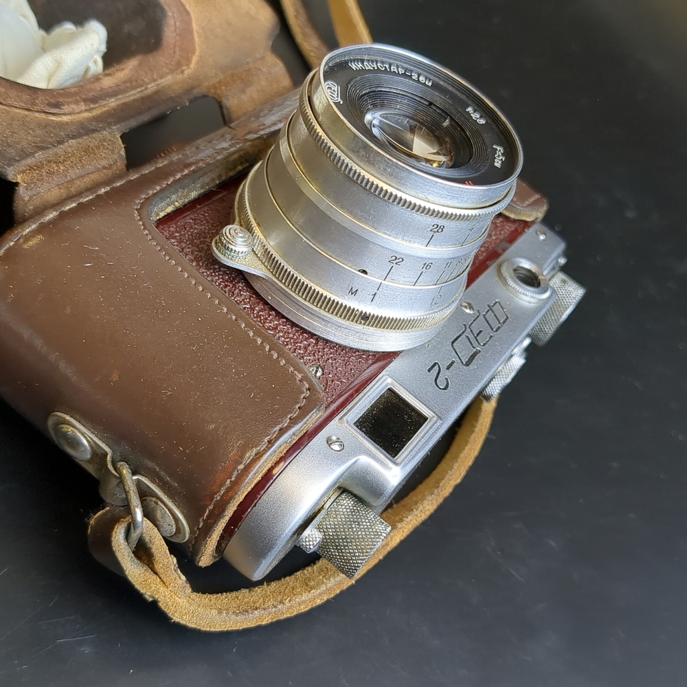 №13 Фотоаппарат "ФЭД-2" с объективом "Индустар - 62м" в оригинальном кофре с документом , металл, стекло, кожа, Харьковский машиностроительный завод им. Дзержинского (ФЭД), СССР, 1961-1979 гг.