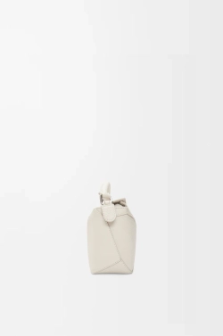 Loewe Мини-сумка Puzzle Edge из мягкой зернистой телячьей кожи, экрю