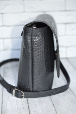 Женская сумка кросс-боди чёрная с тиснением «аллигатор»