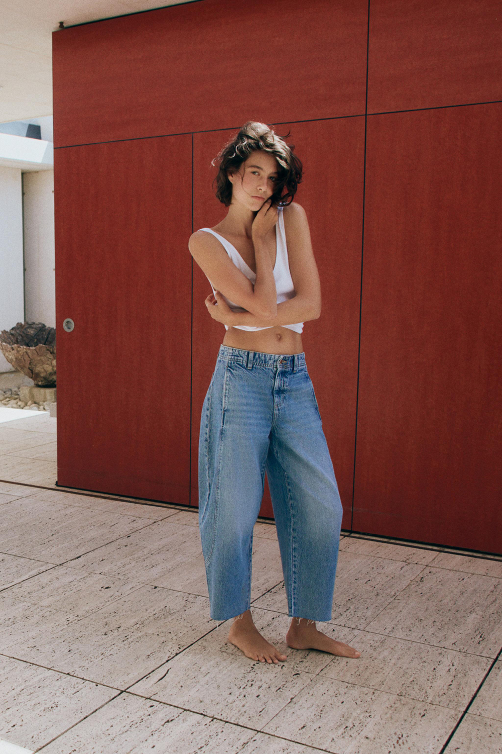 ДЖИНСЫ Z1975 BARREL — ZARA