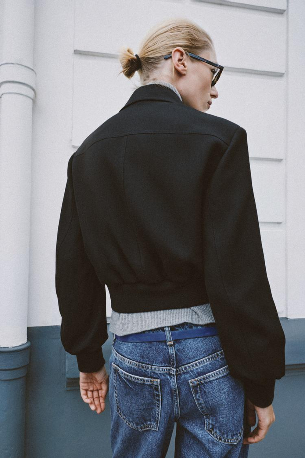 ZARA КОРОТКАЯ КУРТКА С ПОДПЛЕЧНИКАМИ, ЧЕРНЫЙ