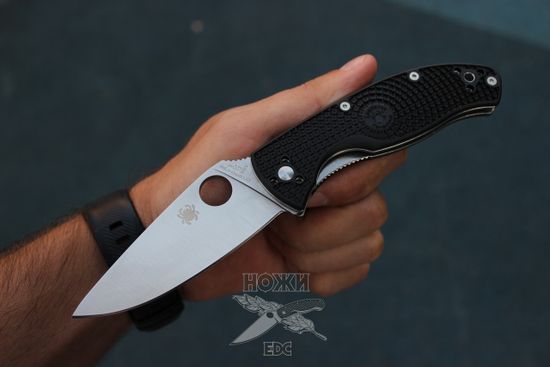 Нож складной Spyderco Tenacious Lightweight 122PBK c клинком из стали 8Cr13MoV, рукоять FRN